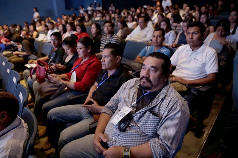Experto chileno llama a jÃ³venes de El Salvador a innovar para tener Ã©xito